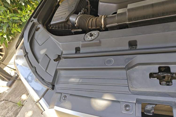 Used SAIC MAXUS D90  Engine Bay Right