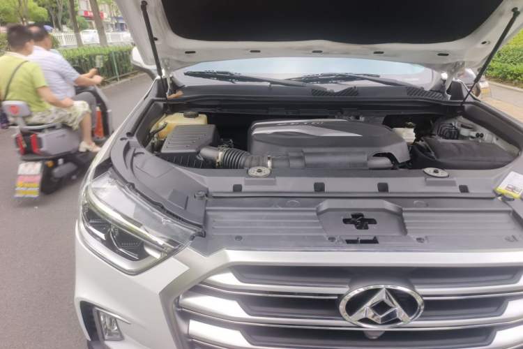 Used SAIC MAXUS D90 2017 2.0T Automatic All-Wheel Drive Sirius Engine Bay Right