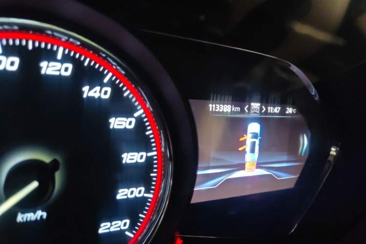 Used SAIC MAXUS D90 2017 2.0T Manual Two-Wheel Drive Mars Base Edition Odometer Close Up