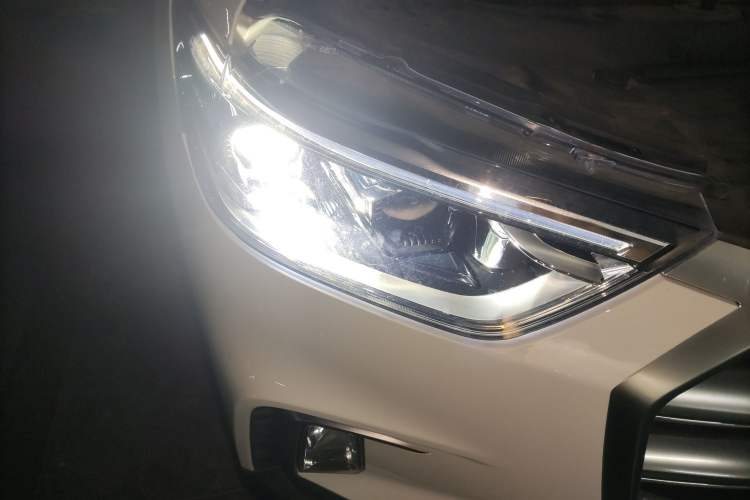 Used SAIC MAXUS D90 2017 2.0T Automatic Two-Wheel Drive - Uranus Right Front Headlight