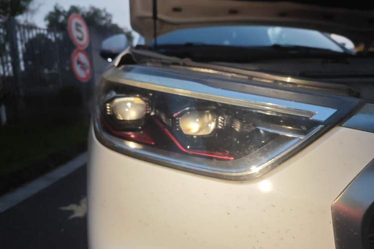 Used SAIC MAXUS D90 2017 2.0T Automatic All-Wheel Drive Sirius Right Front Headlight