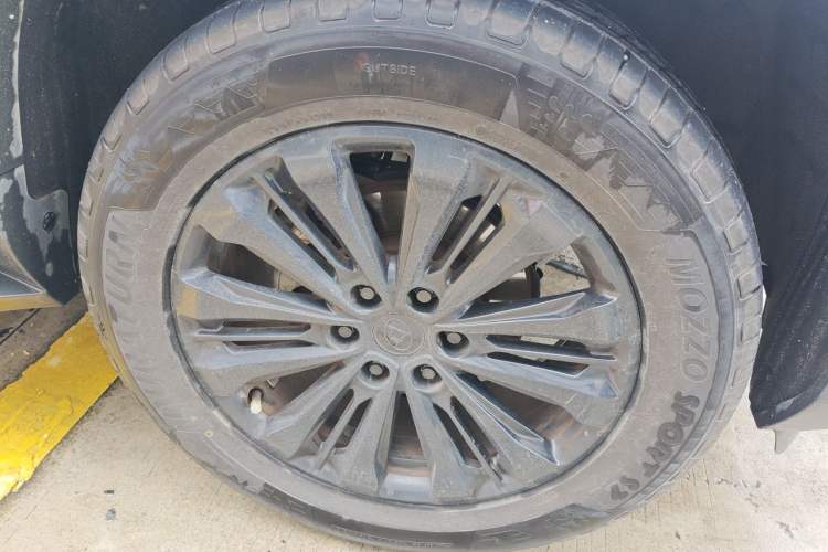Used SAIC MAXUS D90 2017 2.0T Automatic Two-Wheel Drive Mercury Base Edition Right Front Wheel Hub