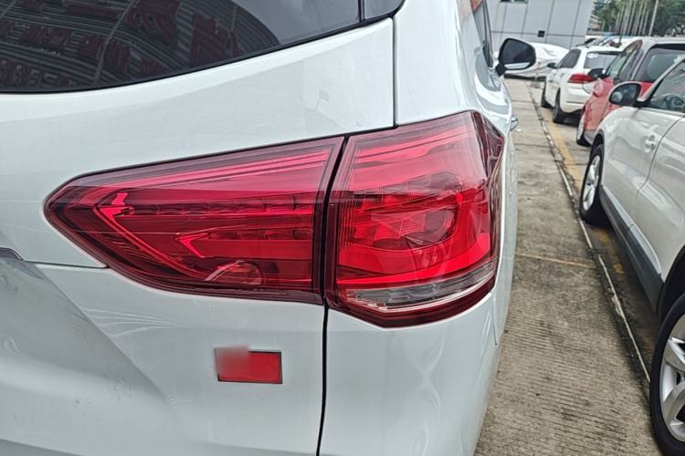 Used SAIC MAXUS D90 2017 2.0T Automatic Two-Wheel Drive - Uranus Right Rear Taillight