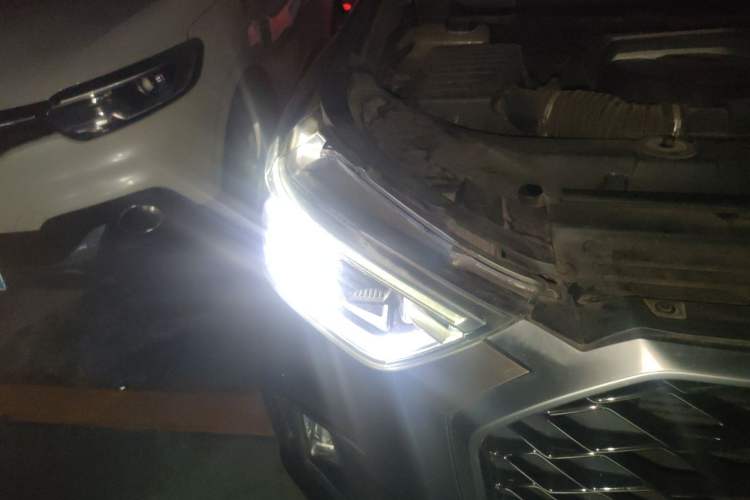 Used SAIC MAXUS D90  Right Front Headlight