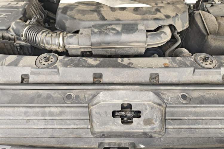 Used SAIC MAXUS D90  Engine Bay