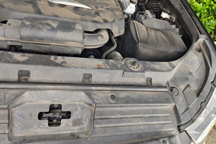 Used SAIC MAXUS D90  Engine Bay Left