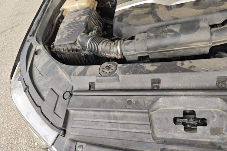 Used SAIC MAXUS D90  Engine Bay Right