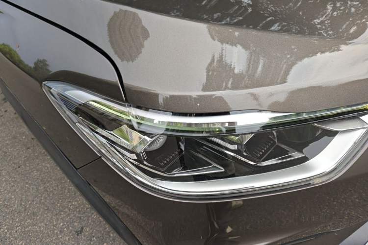 Used SAIC MAXUS D90  Right Front Headlight