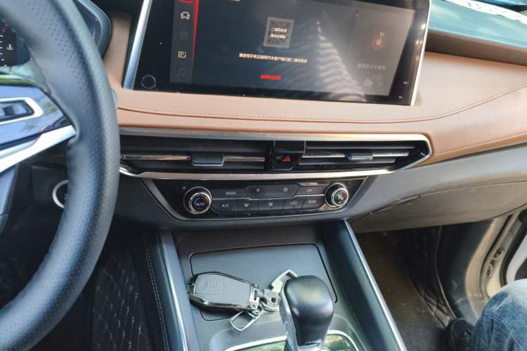 Used SAIC MAXUS D90 2019 2.0T Automatic 2WD Uranus China VI Standard Audio And AC Panel