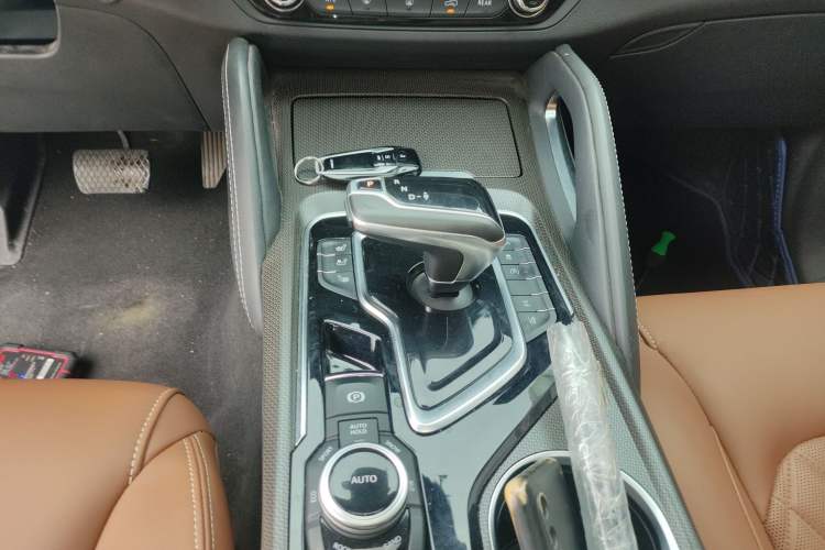 Used SAIC MAXUS D90 Pro 2020 2.0T Gasoline 4x4 Luxury Edition 6 Seats Gear Lever