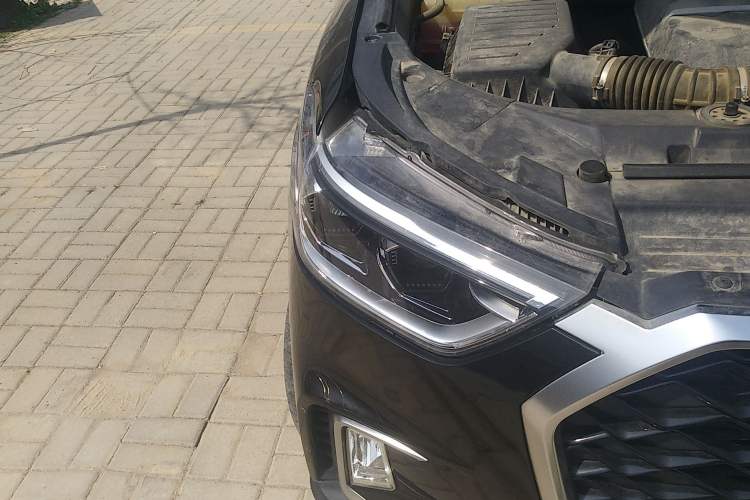Used SAIC MAXUS D90 Pro 2020 2.0T Gasoline 4x4 Flagship Edition 6 Seats Right Front Headlight