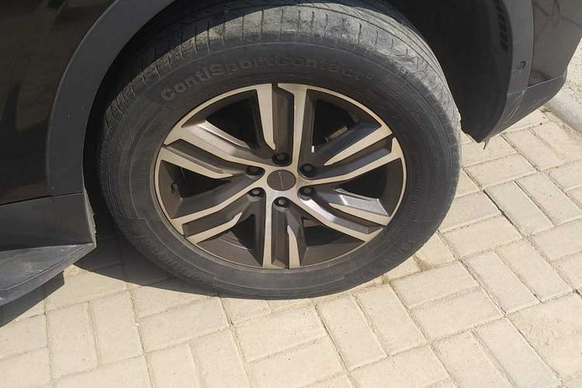 Used SAIC MAXUS D90 Pro 2020 2.0T Gasoline 4x4 Flagship Edition 6 Seats Right Front Wheel Hub