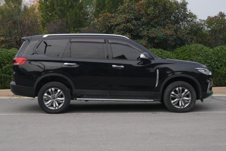 Used SAIC MAXUS D90 Pro 2020 2.0T Gasoline 4x4 Luxury Edition 6 Seats Right Side