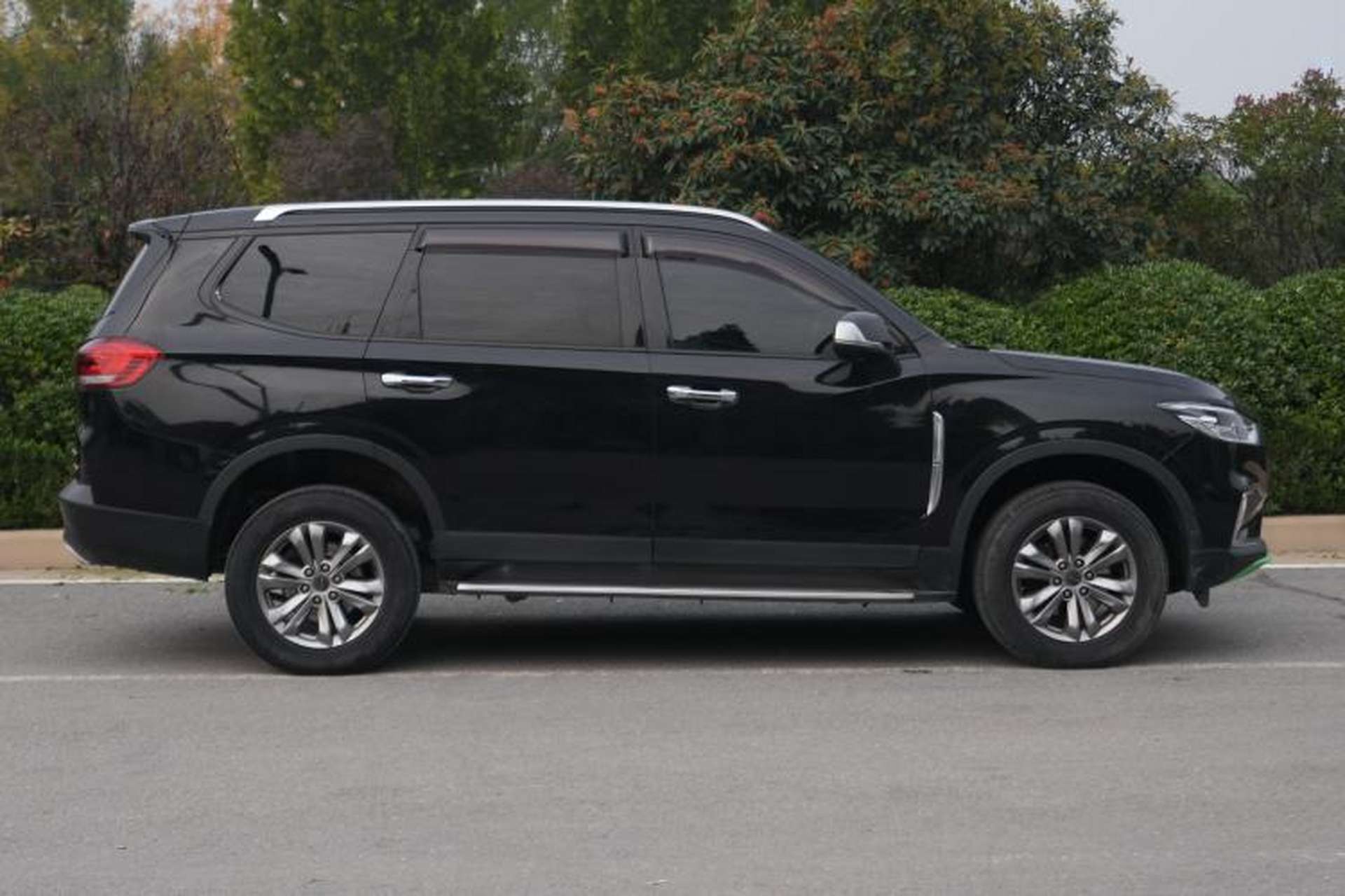 Used SAIC MAXUS D90 Pro 2020 2.0T Gasoline 4x4 Luxury Edition 6 Seats Right Side