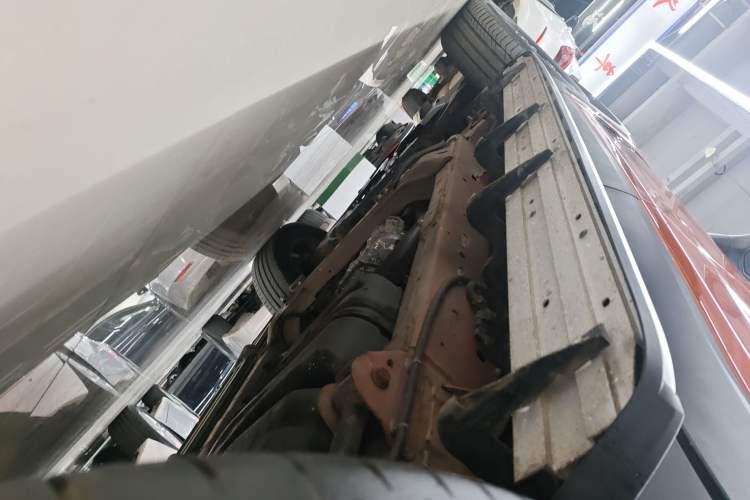 Used SAIC MAXUS D90 Pro 2020 2.0T Gasoline 4x4 Luxury Edition 6 Seats Left Side Sill