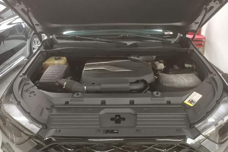 Used SAIC MAXUS D90 Pro 2021 2.0T Gasoline 4x4 Flagship Edition 7 Seats Engine Bay