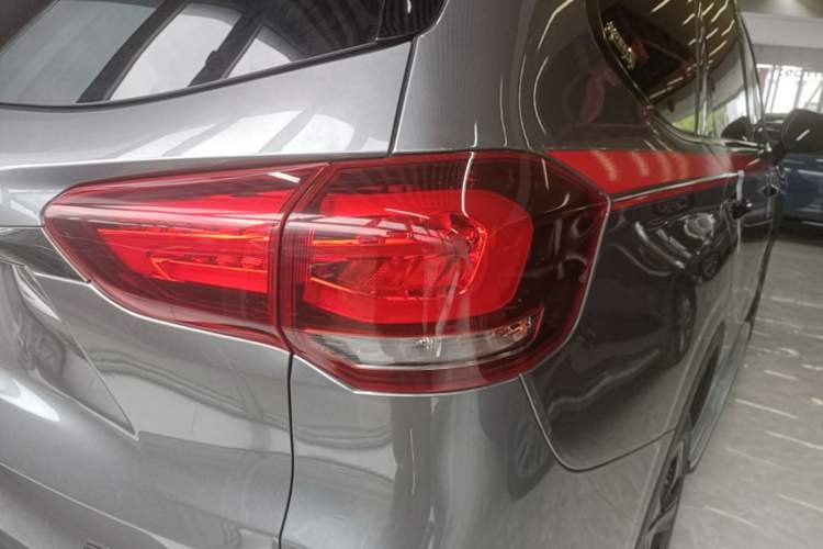 Used SAIC MAXUS D90 Pro 2021 2.0T Gasoline 4x4 Flagship Edition 7 Seats Right Rear Taillight