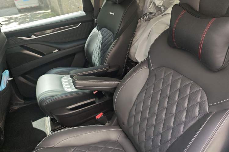 Used SAIC MAXUS D90 Pro 2021 2.0T Gasoline 4x4 Luxury Edition 7-Seater Left Rear Seat