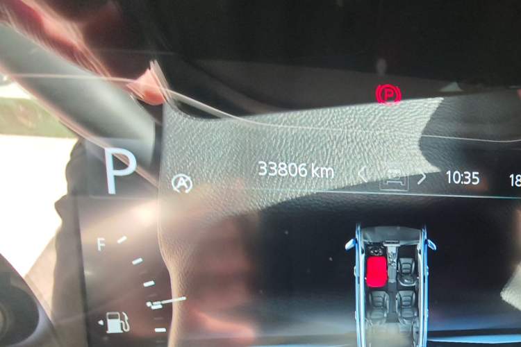 Used SAIC MAXUS D90 Pro 2021 2.0T Gasoline 4x4 Luxury Edition 7-Seater Odometer Close Up