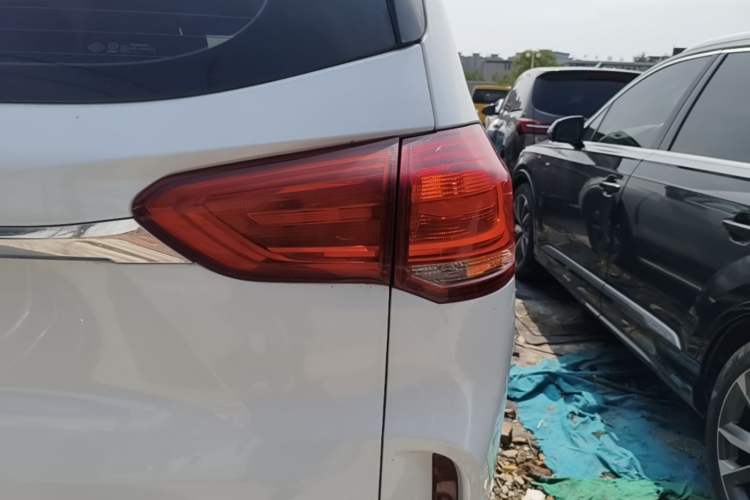 Used SAIC MAXUS D90 Pro 2021 2.0T Gasoline Two-Wheel Drive Elite Edition 5 Seats Right Rear Taillight