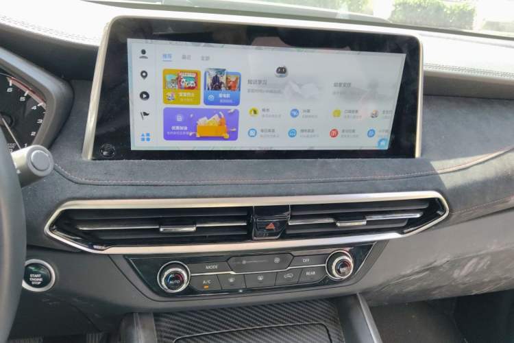 Used SAIC MAXUS D90 Pro 2022 Facelift 2.0T Diesel 4x4 Amazon Edition 7-Seater Audio And AC Panel