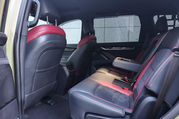 Used SAIC MAXUS D90 Pro 2022 2.0T Diesel 4x4 Amazon Edition 7-Seater Interior 1