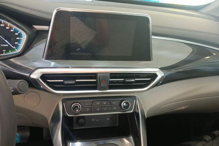 Used SAIC MAXUS Dajia 5 2022 430 km Elite Version 7-Seater Audio And AC Panel