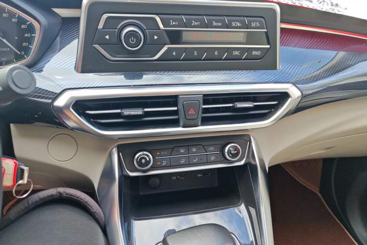 Used SAIC MAXUS Dajia 5 2022 430 km Elite Version 7-Seater Audio And AC Panel