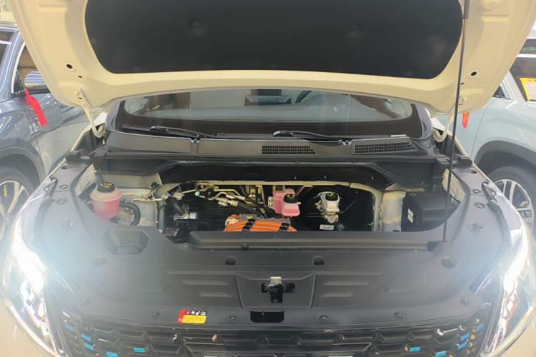 Used SAIC MAXUS Dajia 5 2022 430 km Elite Version 7-Seater Engine Bay
