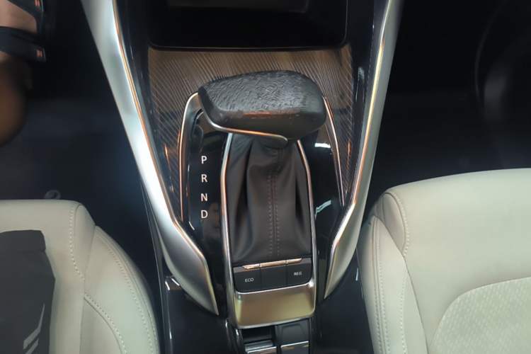 Used SAIC MAXUS Dajia 5 2022 430 km Elite Version 7-Seater Gear Lever