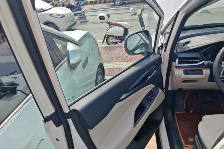 Used SAIC MAXUS Dajia 5 2022 430 km Elite Version 7-Seater Left Front Door Interior