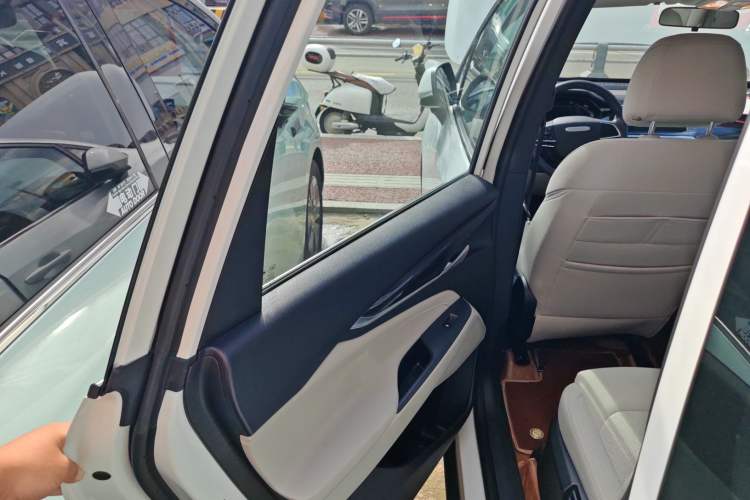 Used SAIC MAXUS Dajia 5 2022 430 km Elite Version 7-Seater Left Rear Door Interior
