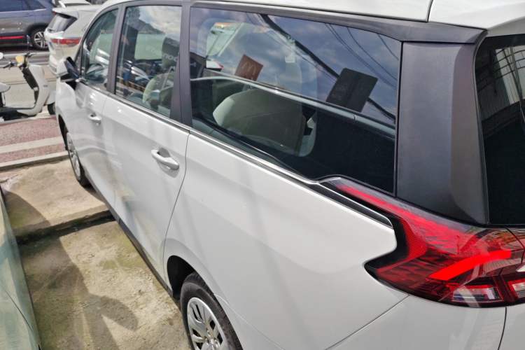Used SAIC MAXUS Dajia 5 2022 430 km Elite Version 7-Seater Left Side