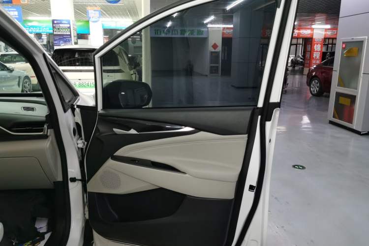 Used SAIC MAXUS Dajia 5 2022 430 km Elite Version 7-Seater Right Front Door Interior