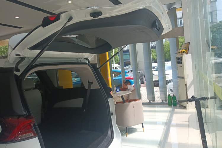 Used SAIC MAXUS Dajia 5 2022 430 km Elite Version 7-Seater Trunk
