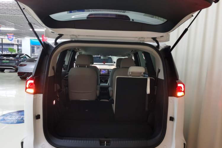 Used SAIC MAXUS Dajia 5 2022 430 km Elite Version 7-Seater Trunk