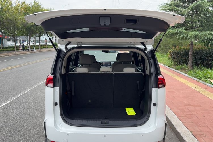 Used SAIC MAXUS Dajia 5 2022 430 km Elite Version 7-Seater Trunk