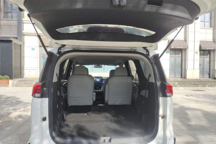 Used SAIC MAXUS Dajia 5 2022 430 km Elite Version 7-Seater Trunk