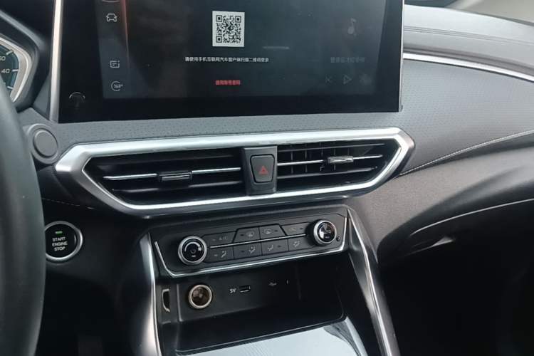 Used SAIC MAXUS Dajia 5 2024 Restyled 1.3T Plug-in Enjoyment Version 7 Seats Audio And AC Panel