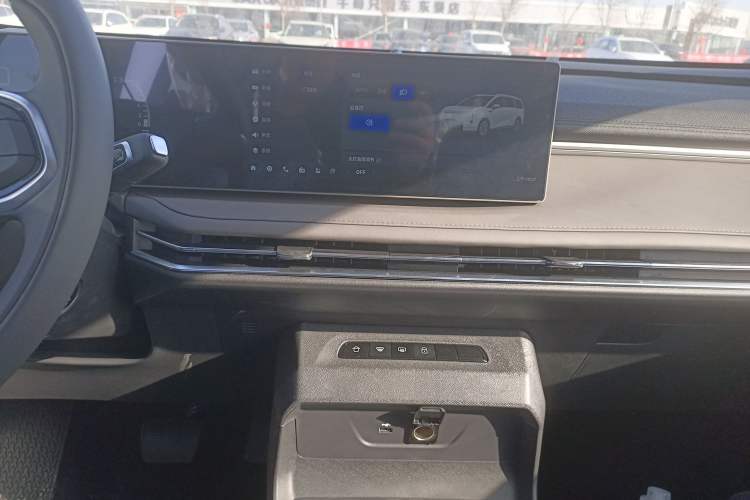 Used SAIC MAXUS Dajia 7 2024 Revised Version Super Hybrid Long-Range Edition Enjoyment Version Audio And AC Panel