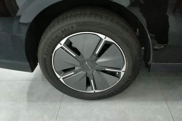 Used SAIC MAXUS Dajia 7 2024 Revised Version Super Hybrid Long-Range Edition Enjoyment Version Right Rear Wheel Hub