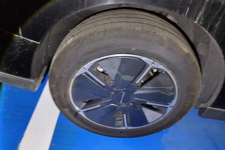 Used SAIC MAXUS Dajia 7 2024 Revised Version Super Hybrid Long-Range Edition Enjoyment Version Right Rear Wheel Hub
