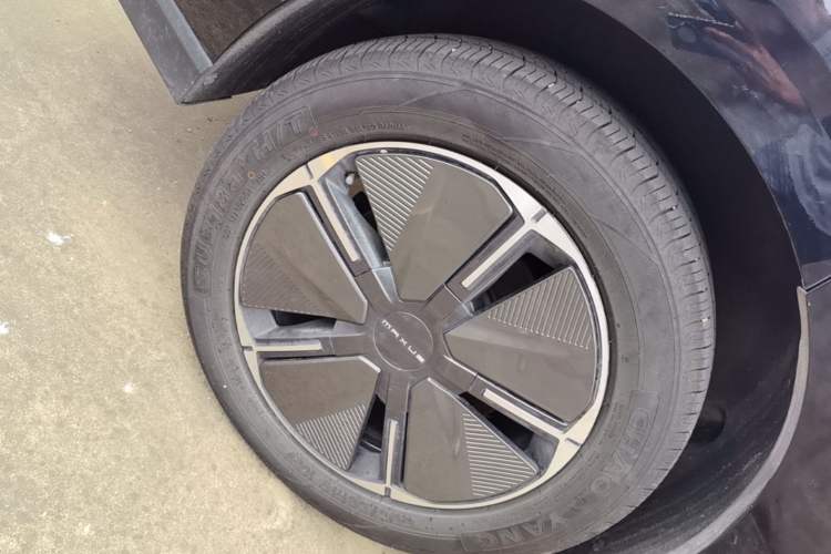 Used SAIC MAXUS Dajia 7 2024 Revised Version Super Hybrid Long-Range Edition Enjoyment Version Right Rear Wheel Hub