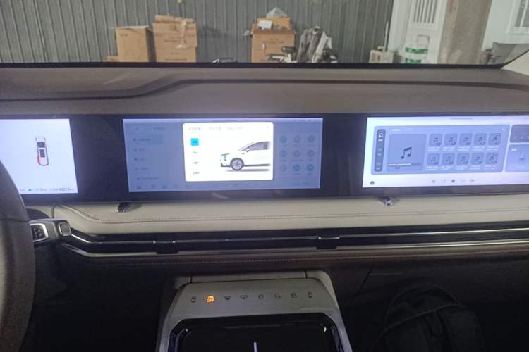 Used SAIC MAXUS Dajia 7 2024 605 km Extended Range Highland Version Six-Seater Audio And AC Panel
