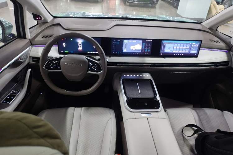Used SAIC MAXUS Dajia 7 2024 605 km Extended Range Highland Version Six-Seater Center Console