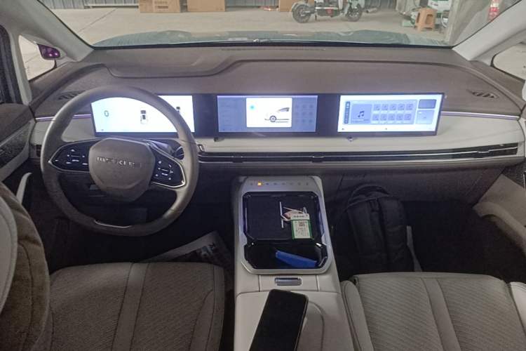 Used SAIC MAXUS Dajia 7 2024 605 km Extended Range Highland Version Six-Seater Center Console