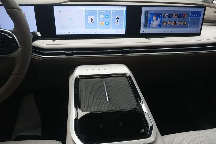 Used SAIC MAXUS Dajia 7 2024 605 km Extended-Range Forest Version Audio And AC Panel
