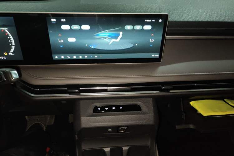 Used SAIC MAXUS Dajia 7 2024 Revised Version Super Hybrid Long-Range Edition Enjoyment Version Audio And AC Panel