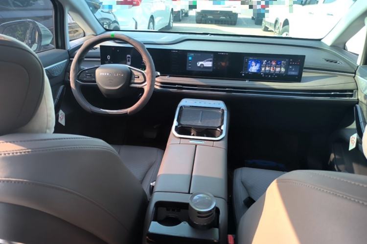 Used SAIC MAXUS Dajia 7 2024 Super Hybrid Ultra-Long Range Edition – Premium Version Center Console