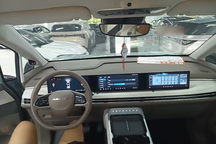 Used SAIC MAXUS Dajia 7 2024 605 km Extended Range Highland Version Six-Seater Center Console